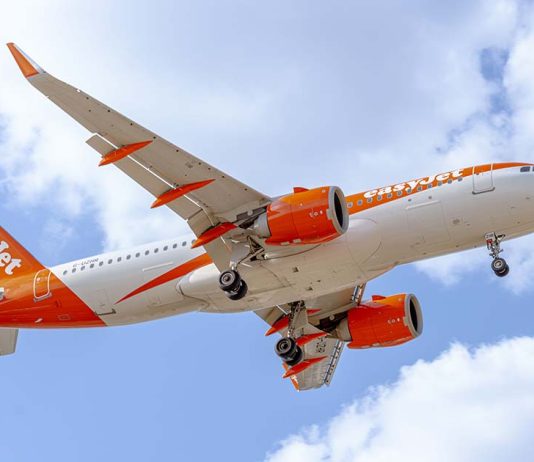Saldos easyJet regressam com descontos até 20% para viajar pela Europa e África Saldos easyJet com avião da companhia em voo