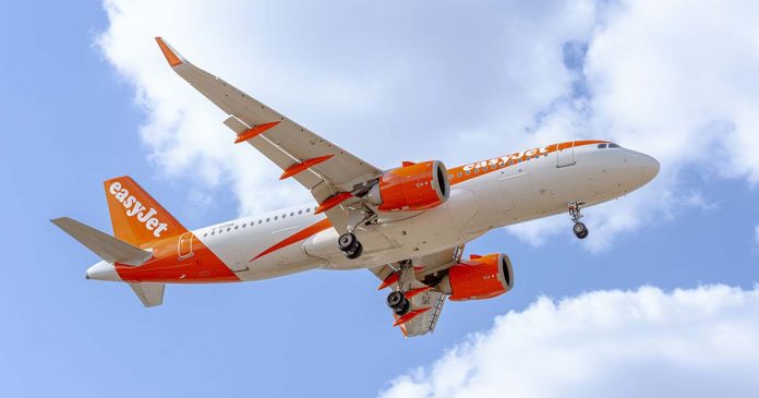 Avião easyJet em voo Saldos easyJet com avião da companhia em voo