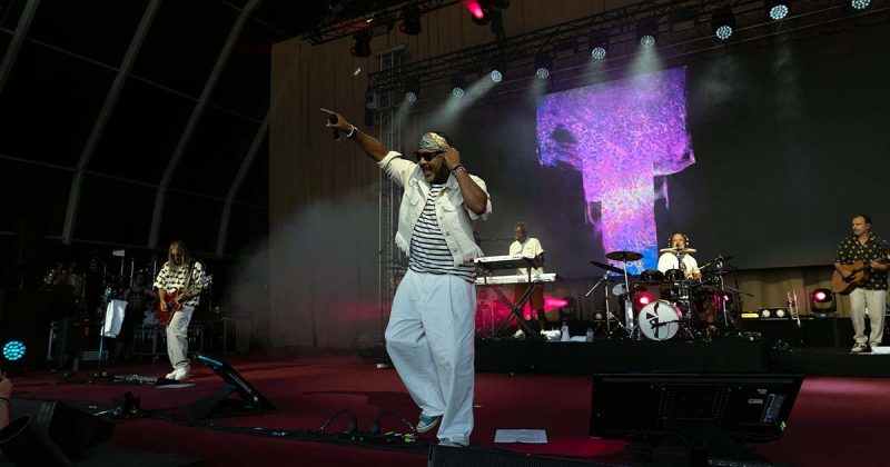 Atua&ccedil;&atilde;o da banda Santos e Pecadores no palco principal durante a Festa das Vindimas 2026