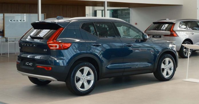 Volvo no Porto Volvo no Porto com XC40 e XC60 expostos em showroom da marca