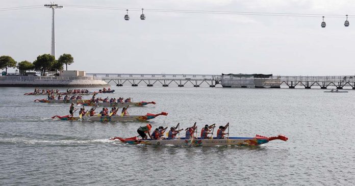 Lisboa Dragon Boat Festival no Parque das Nações Embarcações do Lisboa Dragon Boat Festival nas águas do Parque das Nações, em Lisboa.